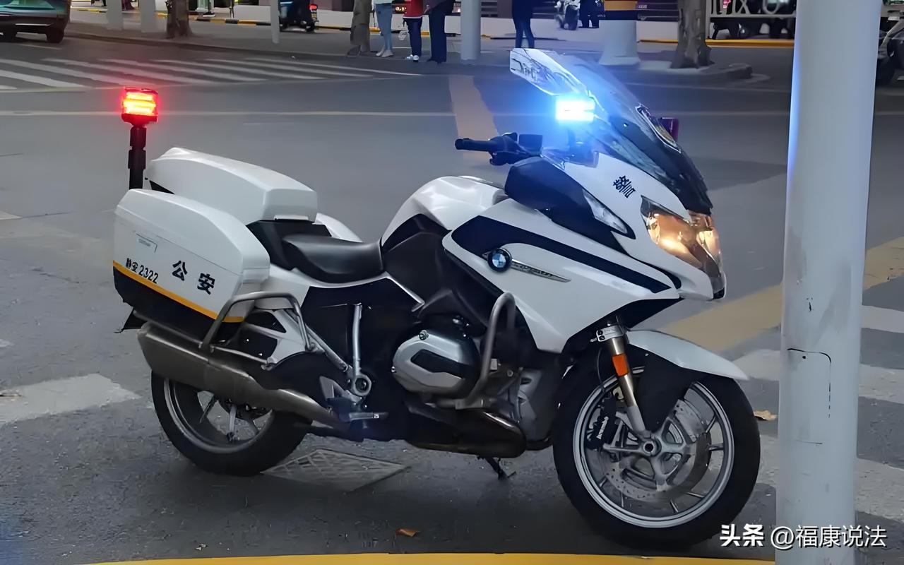 “胆大包天！”四川成都，男子见执勤辅警在执法，想起自己曾因为违停被罚怀恨在心，便