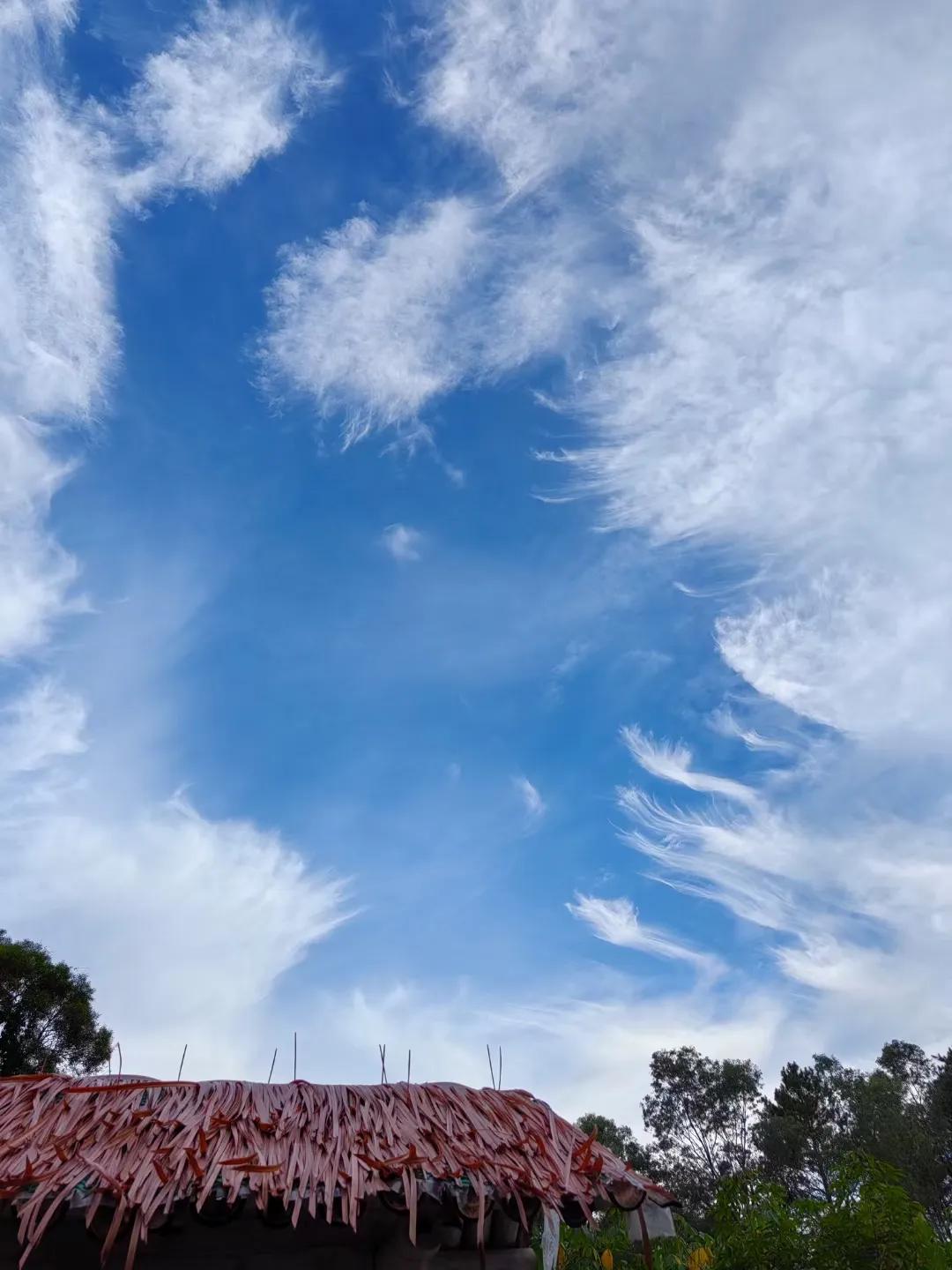 天空明媚映心潮，
心情如画似花娇。
人生旅途皆美景，
万事如意自逍遥。

风云变