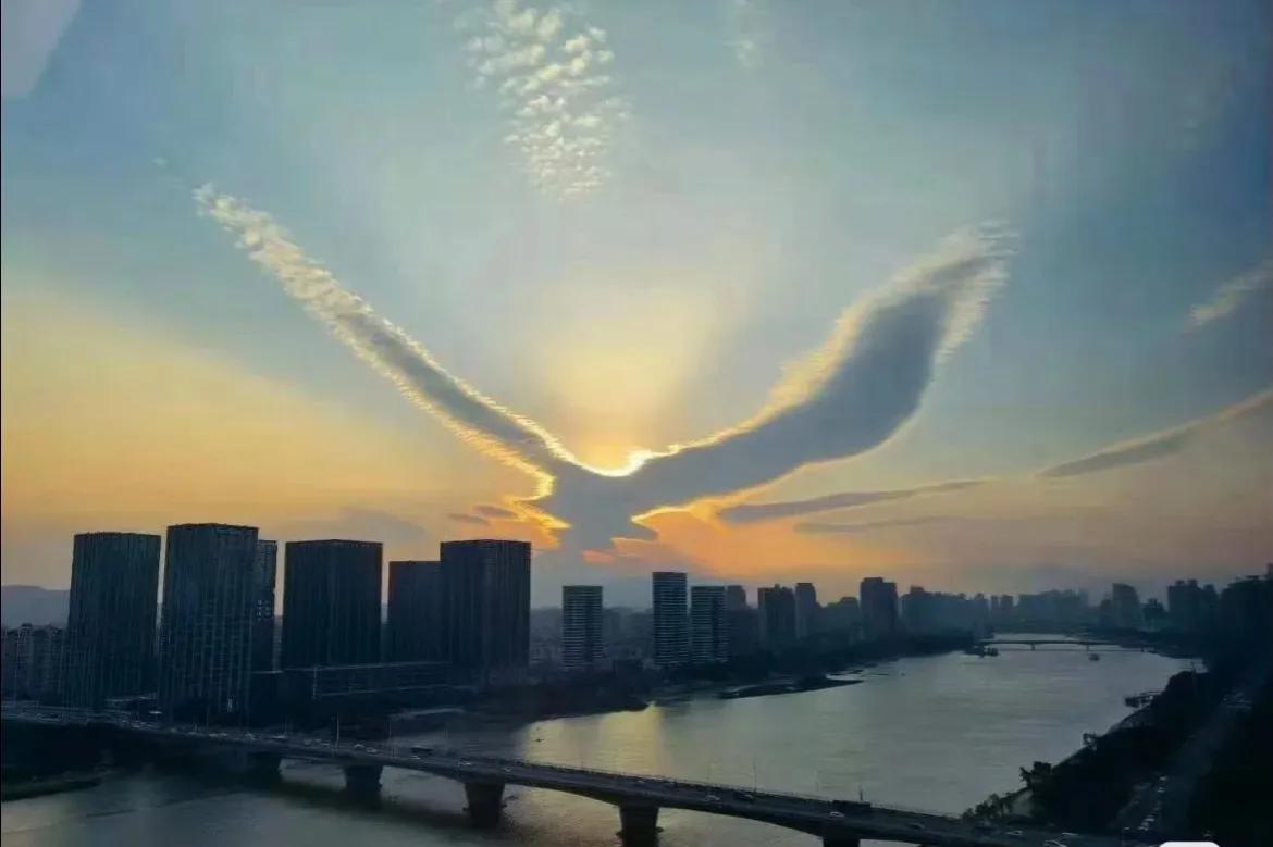 #相册里最满意的照片#
相册里的图片我最喜欢的是这一张，夕阳下的白云随风飘动，慢