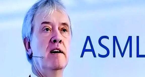 荷兰阿斯麦，全球光刻机一哥，最近可能天天在办公室里掰着手指头算，到底该听谁的。