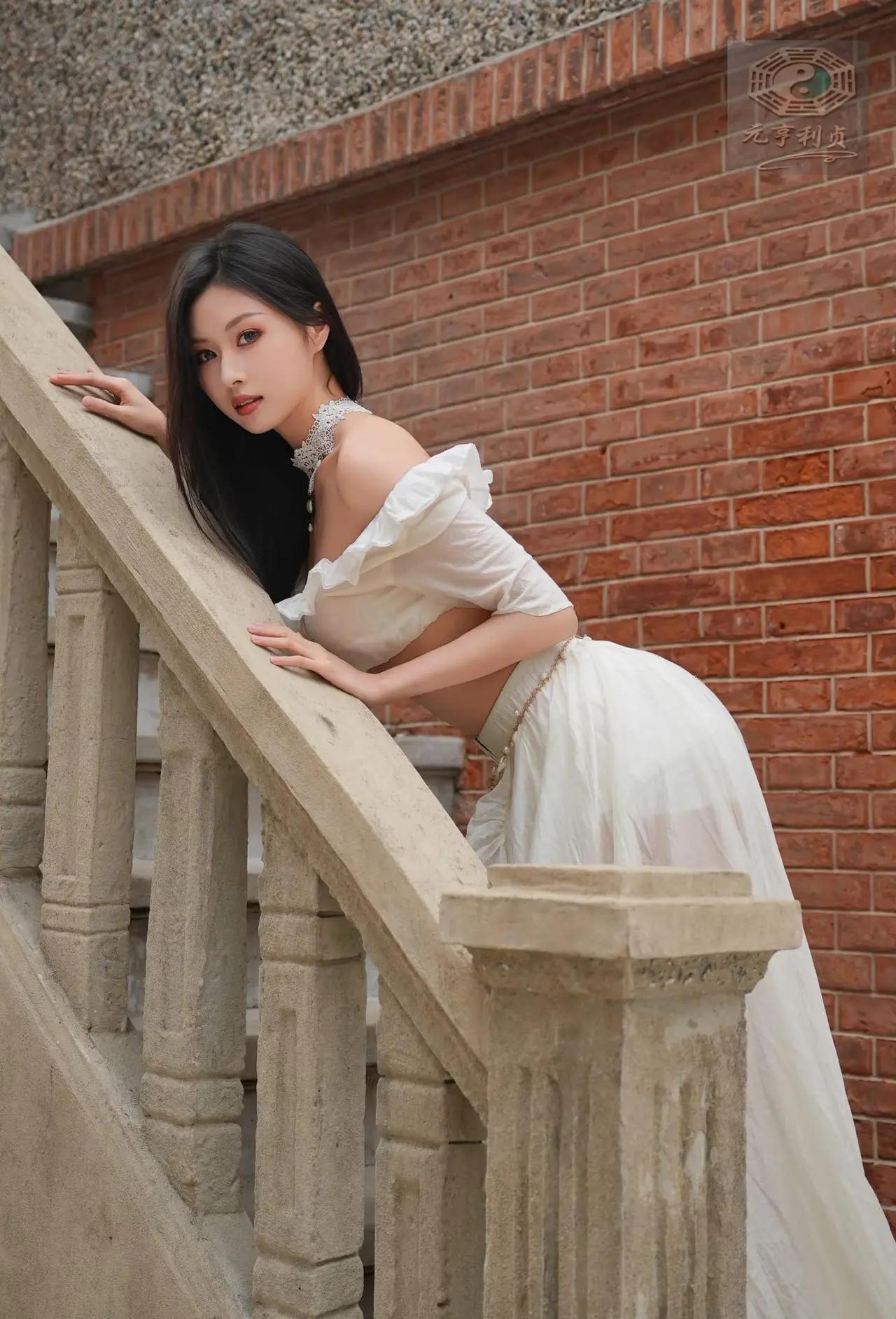 优雅红砖墙前，白裙飘飘，美如画