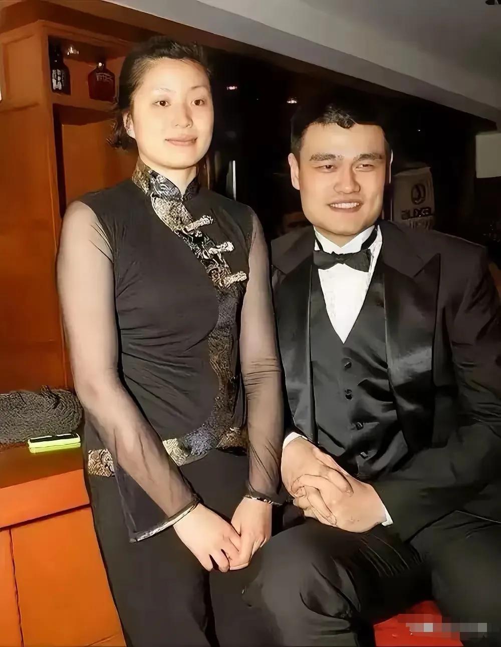 姚明夫妻国字脸，满满的正能量，温馨幸福！