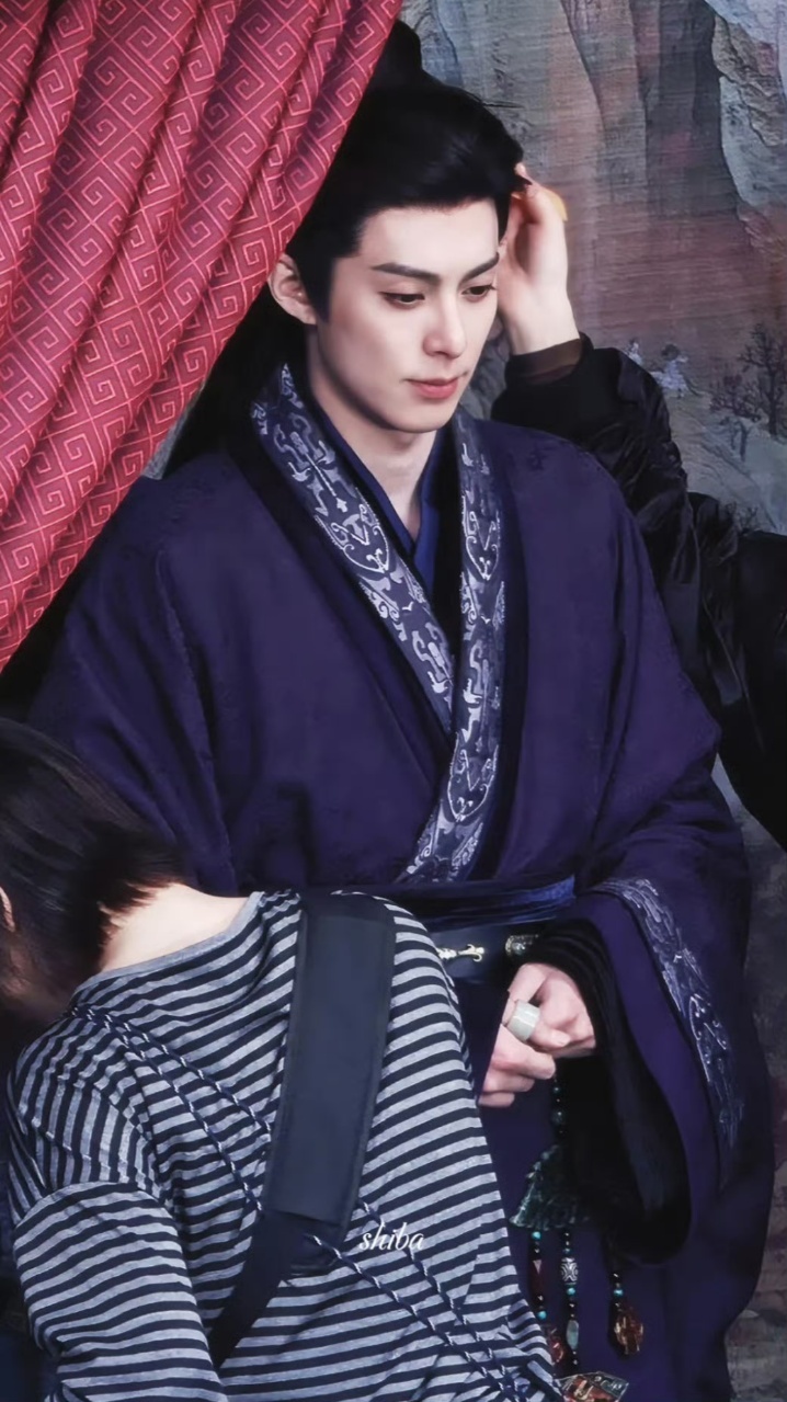 王鹤棣王鹤棣紫袍戴面具路透王鹤棣紫袍面具路透 王鹤棣紫袍面具路透🈶 期待王鹤棣