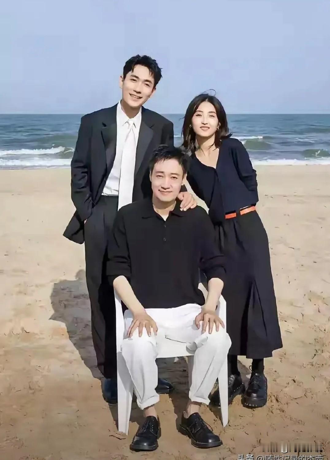 仔细看，坐前面的是浓眉大眼，气色盈和的辛柏青，52了看起来还那么年轻。站在后面的