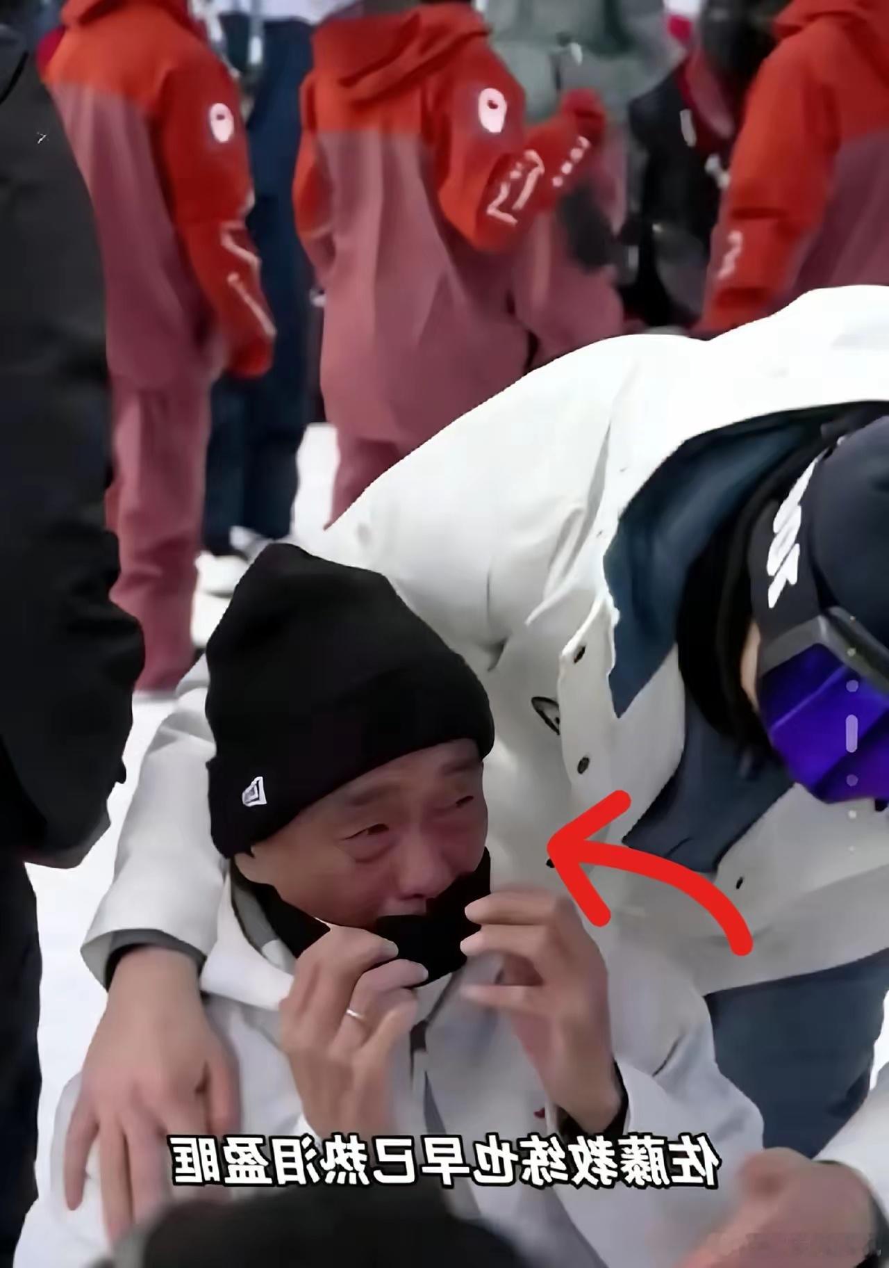 苏翊鸣米兰夺冠本是喜事一桩。可他的教练佐藤康弘，却当场跪地痛哭，且眼眶通红，泪水