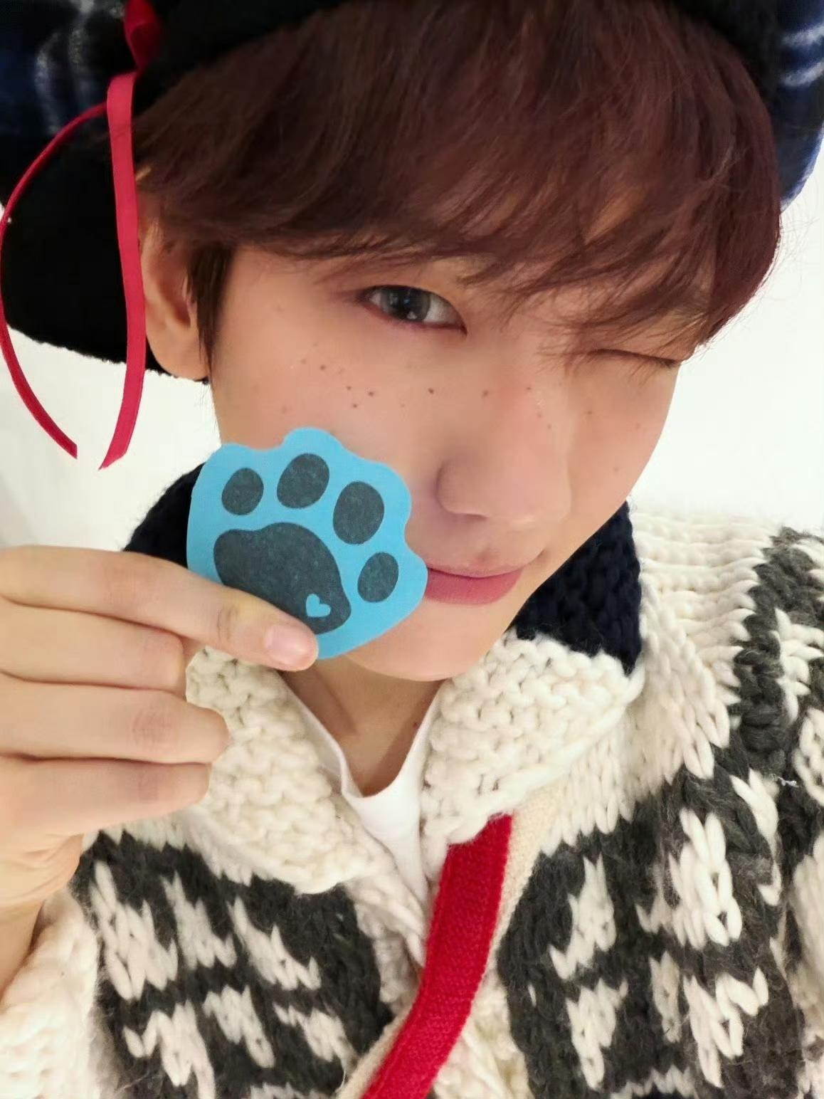 边伯贤演唱会给粉丝发纸花
真的是很爱粉丝的爱豆一枚！