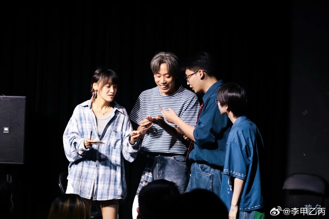 演即兴的时候，会变成另一个人，一个年轻的人，大概二十多岁，富含氨基酸、钙镁离子等
