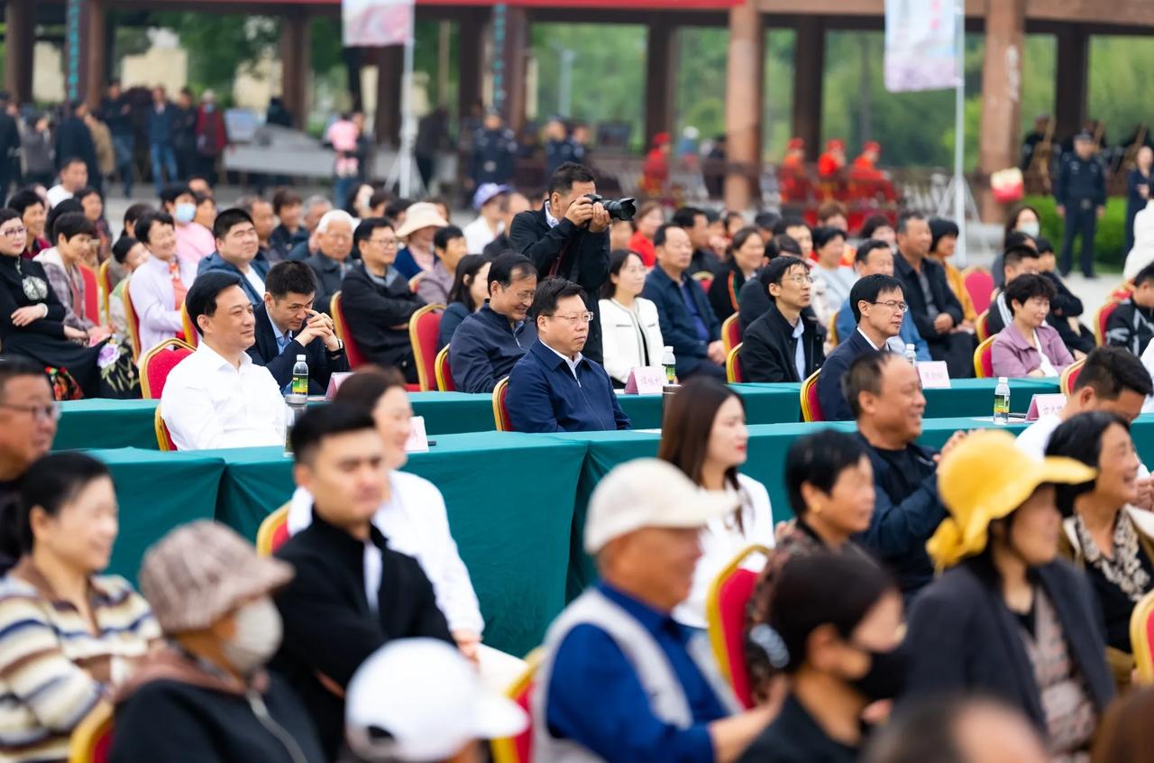 中年之悟

临河先生
 
在时光的站台
中年悄然驶来
身影穿梭于岁月的轨道
江湖