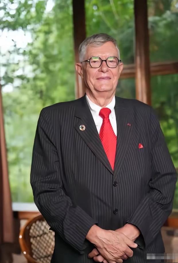 比利时前驻华大使奈斯，做出了令人意外的人生选择。卸任外交职务后，他既没有返回欧洲