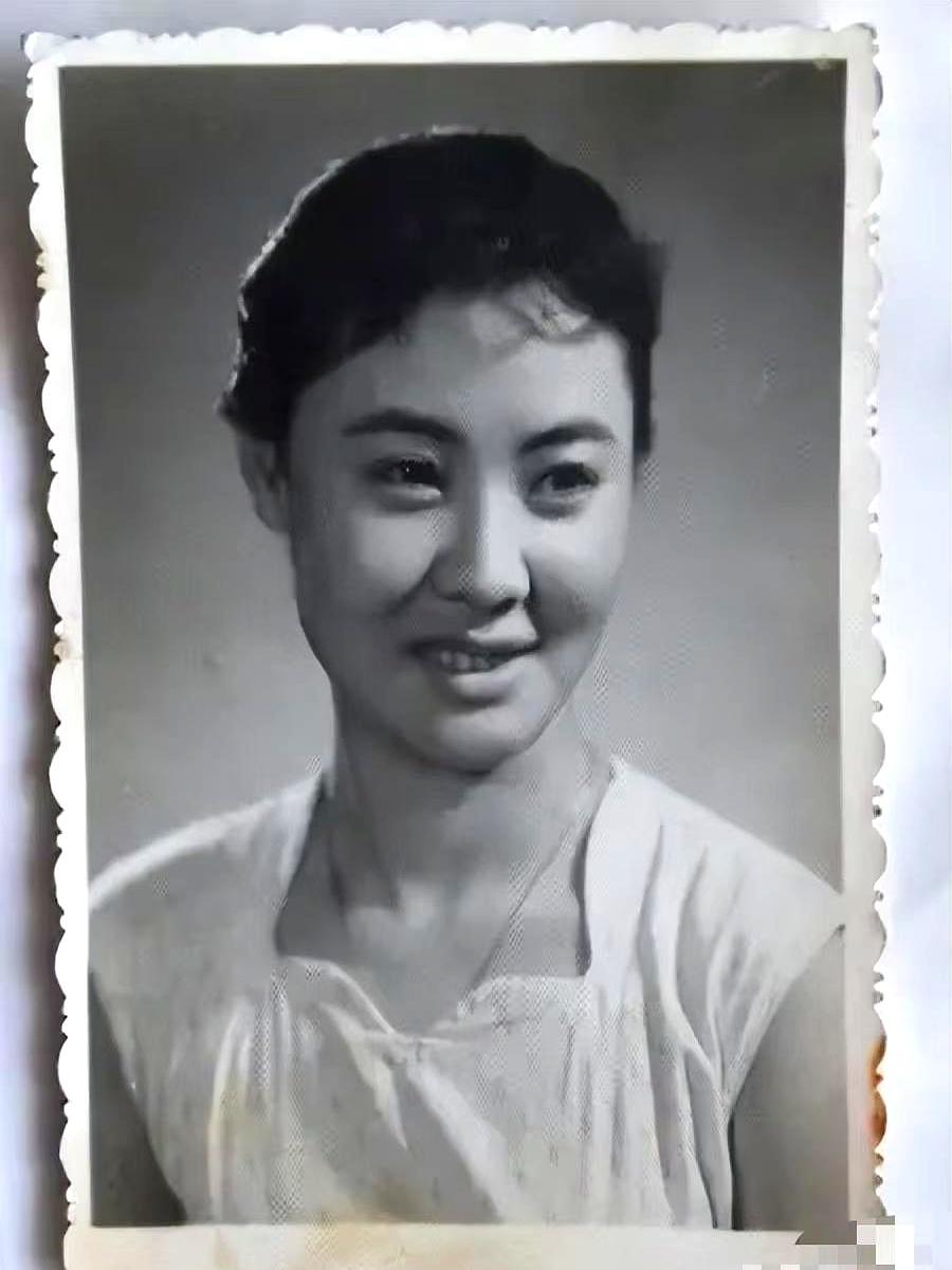 一代歌唱家郭兰英，登台唱了无数经典，为啥到了晚年，身边却连个亲生儿女都没有？
真