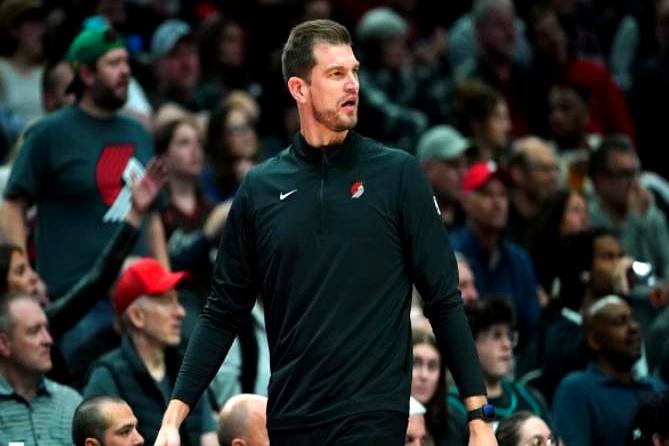 开拓者新教练执教真没特点。年轻没经验，啥都按老套来，教条得很。比赛里根本看不出球