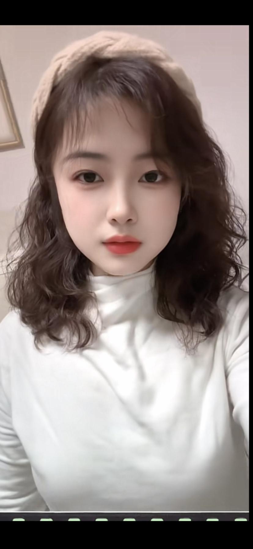 这姑娘戴帽子穿白衫真可爱。