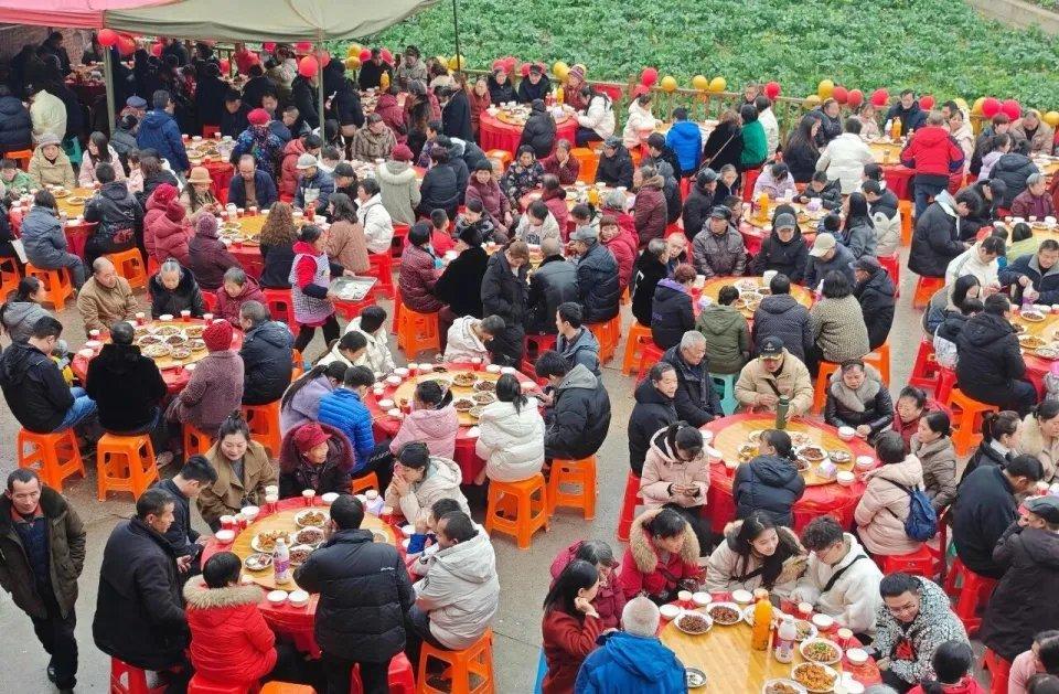 不知道你有没有留意，很多人都爱吃农村大席，这似乎已经成为一道别具一格的民俗风景。