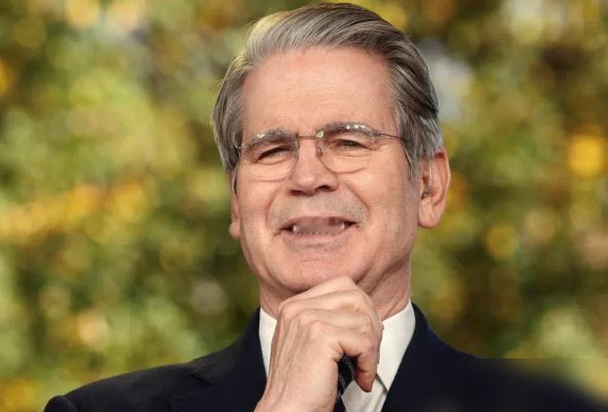 就在刚刚美国财长贝森特接受采访时说，等英伟达更先进的芯片出来，现在的Blackw