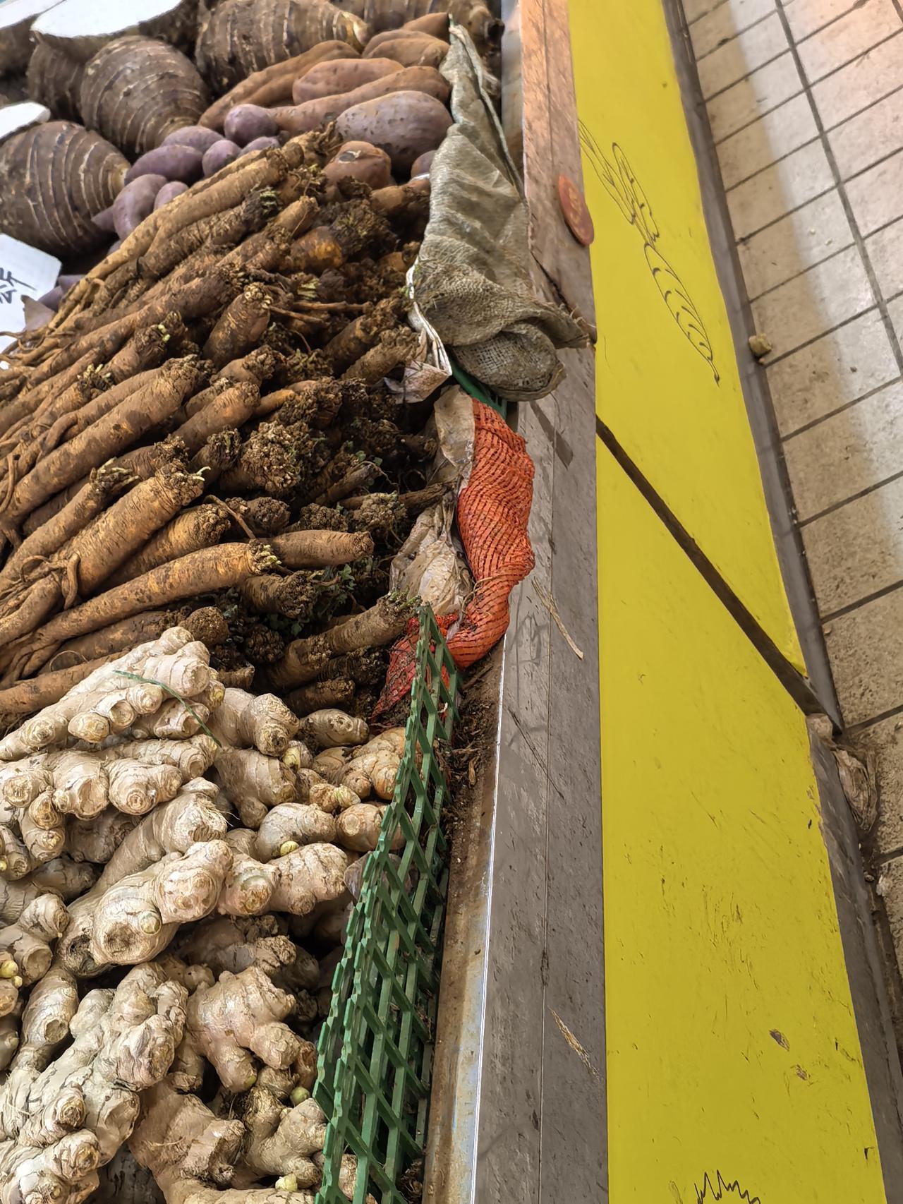 中间这个像胡同萝卜的是什么，又不是胡萝卜吧！还是胡萝卜的新品种。