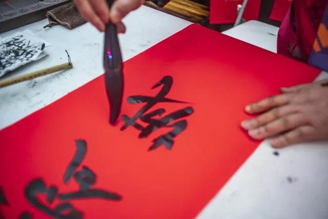 只要词汇量够，灵感一来下联很容易得出。上联:少诗少酒少良伴，下联:多义多恩多福气