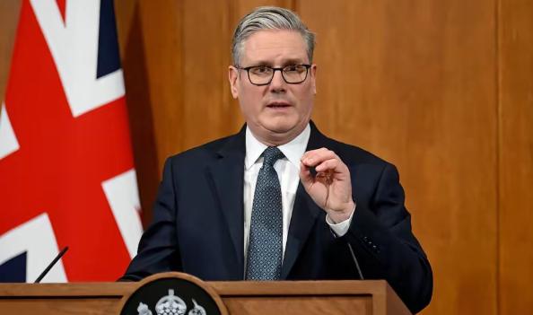 英国终于有脊梁了
 
今天凌晨，英国首相斯塔默的话，听得真爽。
 
有记者问他，