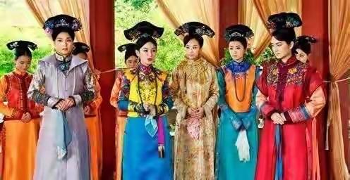 康熙后宫的四对姐妹共侍一夫，从来不是单纯的帝王情爱。她们背后连着赫舍里氏、佟佳氏
