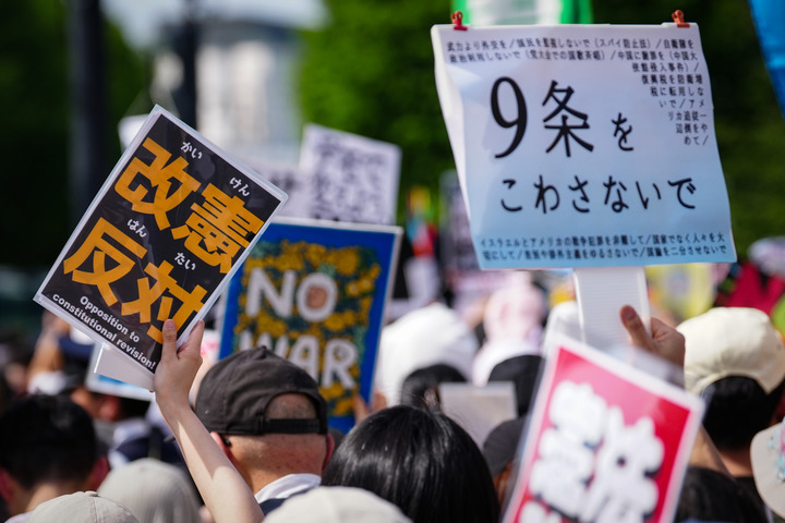 #日本超六成受访者反对修宪第九条# #日本修宪计划遭民意强烈反对#【民调显示：日