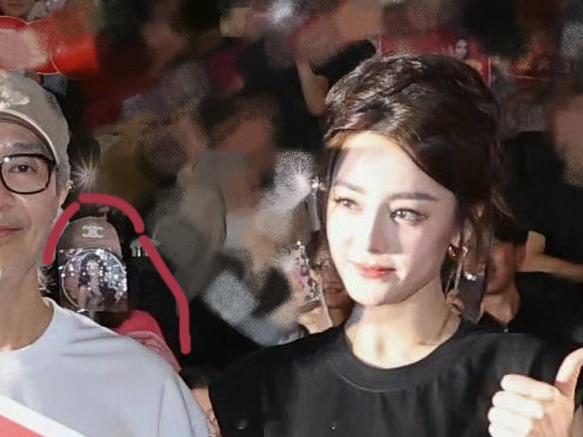 嗯 大家好，我和我女神第二张合影🈶第三张指日可待这还是我第一次能在大合照里找到