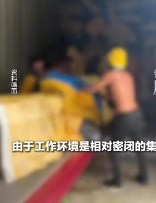 大学生趁着暑假外出打零工，为了赚取生活费，入职一家物流企业，岗位是快递搬运分拣，