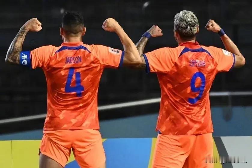 荣耀与传承，又是一个经典背影，注定又要成为泰山队的一段佳话！前有“一生一世”，这