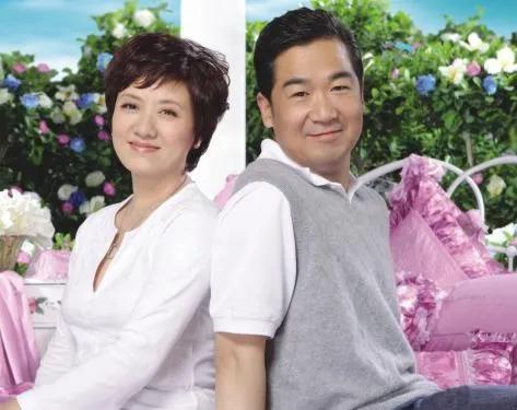 张国立对每个演员都挺有耐心，唯独和邓婕经常发火，气的她当众把剧本摔在地上。

张