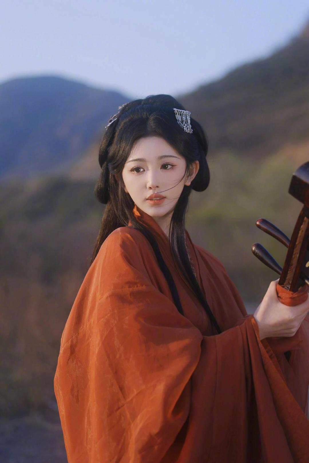 孔雪儿百花杀蓝衣造型 孔雪儿《百花杀》蓝衣造型堪称封神！不同于以往的柔美，这次的