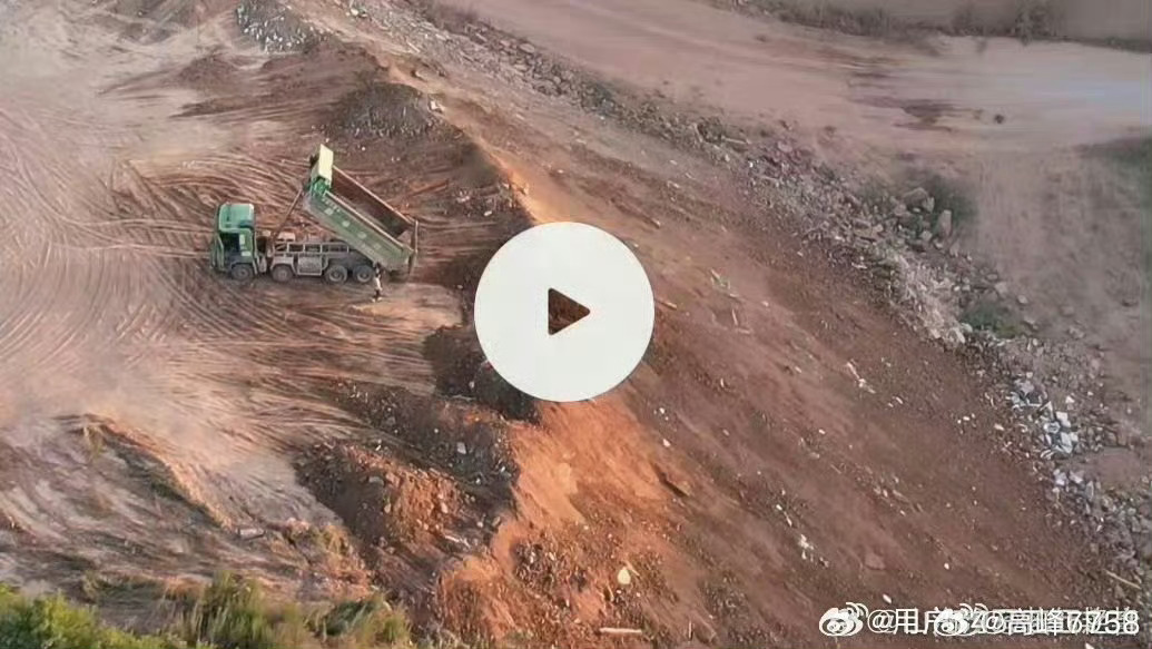 渭南高新区东坪村露天乱倒建筑垃圾，生态监管出现漏洞   近日，群众实名举报，在渭
