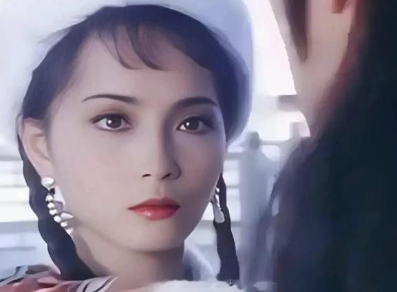 你只知道她在《唐伯虎点秋香》里的“石榴姐”，可苑琼丹年轻时也是个清秀美人呀！我对