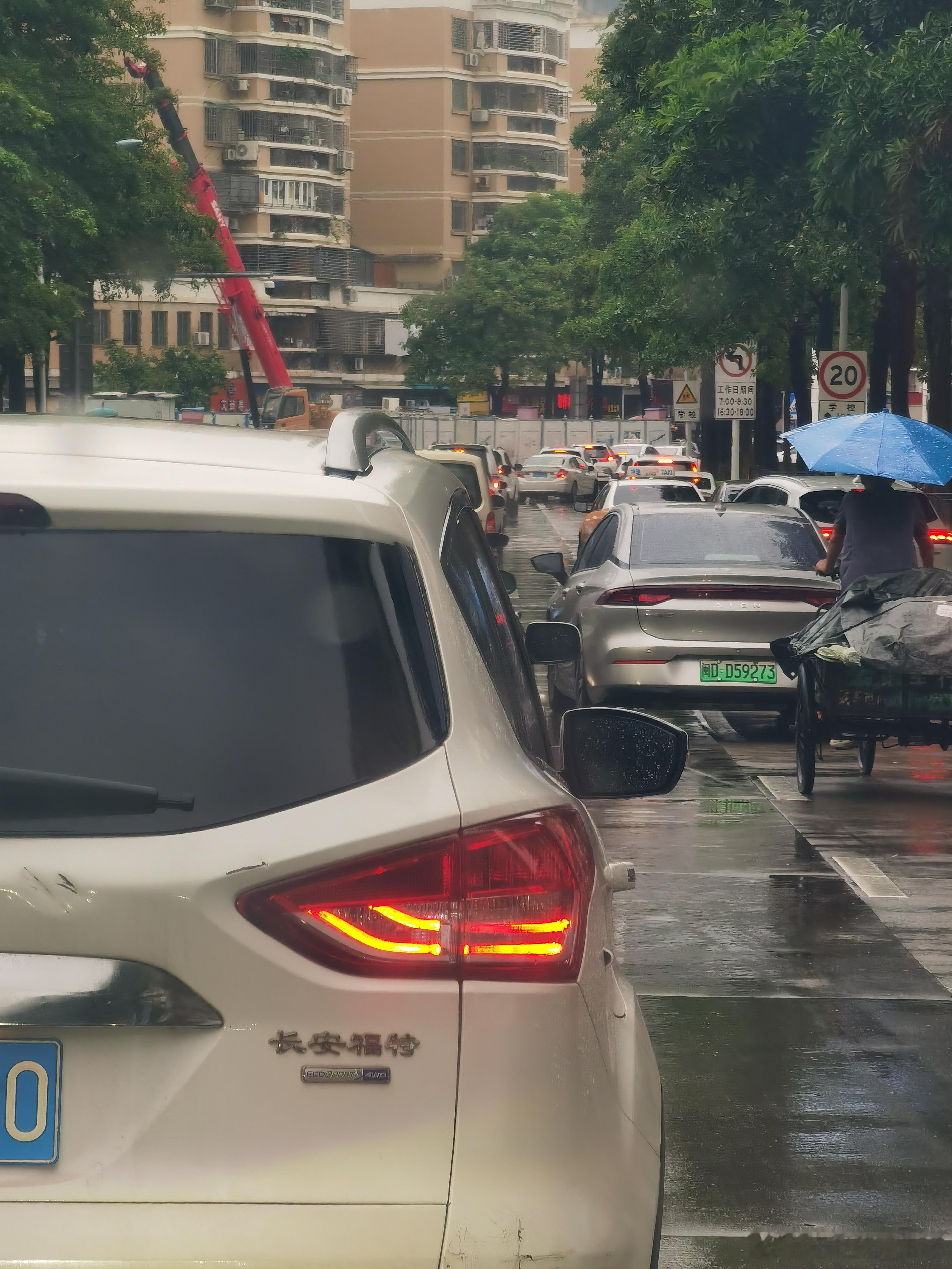 下雨天送小孩上学都得提早，5分钟的路开了15分钟！加州停车场这个入口如果跟车太近