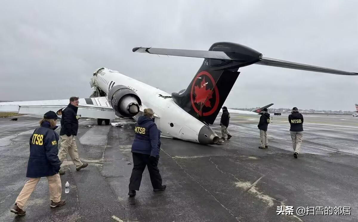 谁能想到，美国纽约，一架刚落地的国际航班还没停稳，竟在跑道上被自家的重型消防车迎