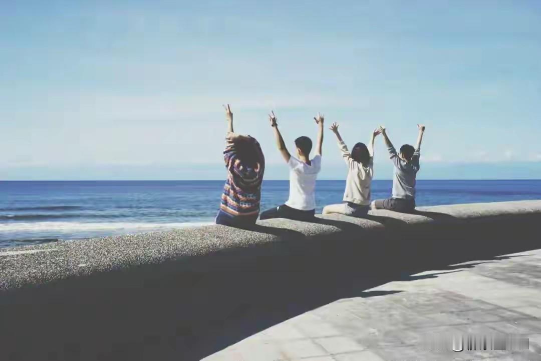 永远别自我感动，成年人只看结果：1、真正有魅力的人不可能是正经人。
这世上，最招