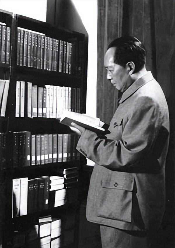 1935年，一场决定中国命运的会议在风雨飘摇中召开。会上，有人敢当众讥讽毛主席“