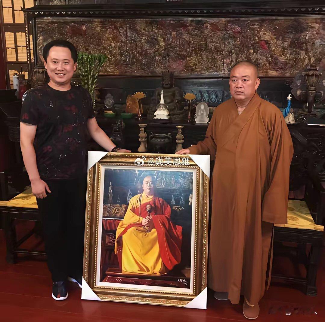之前还是有很多人崇拜释永信的，特意为他整了一幅画像送给他 