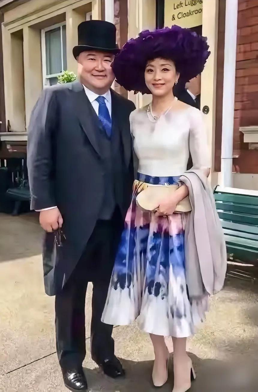 杨澜和丈夫吴征这是唱的哪曲？两人站在一起，我仿佛看到了成语“利欲熏心”四个字。