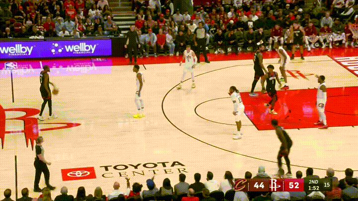 火箭新援芬尼-史密斯终于争气了！在今天火箭主场迎战骑士的比赛中，当时比赛进行到了