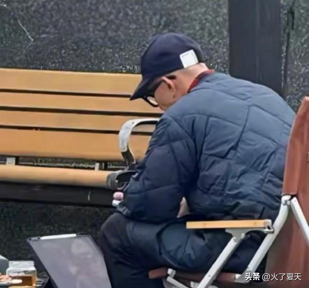 目前，具俊晔已经回到韩国老家，同时有网友发现，他的某一个平台账号已经清空了全部的