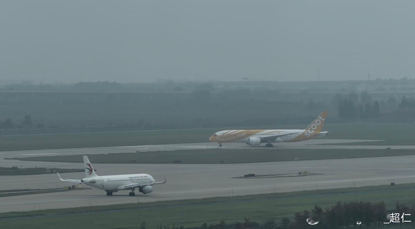 雲霧中的機場，飛機一架架滑行、起飛，即使天空灰濛濛的，也擋不住飛向遠方的心。看著