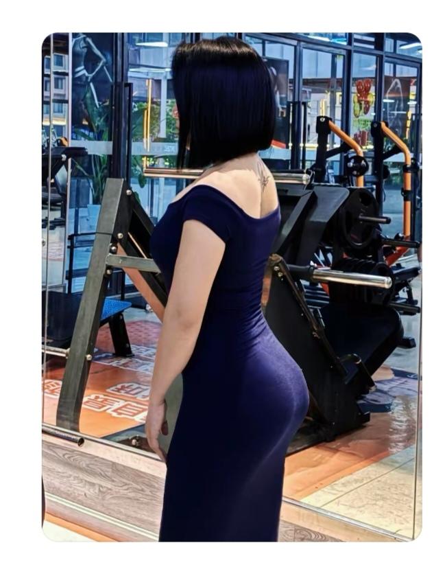 健身房
这还用减肥锻炼？
美女坚持十年多；
功夫不负有心人；
原来体重一百八；