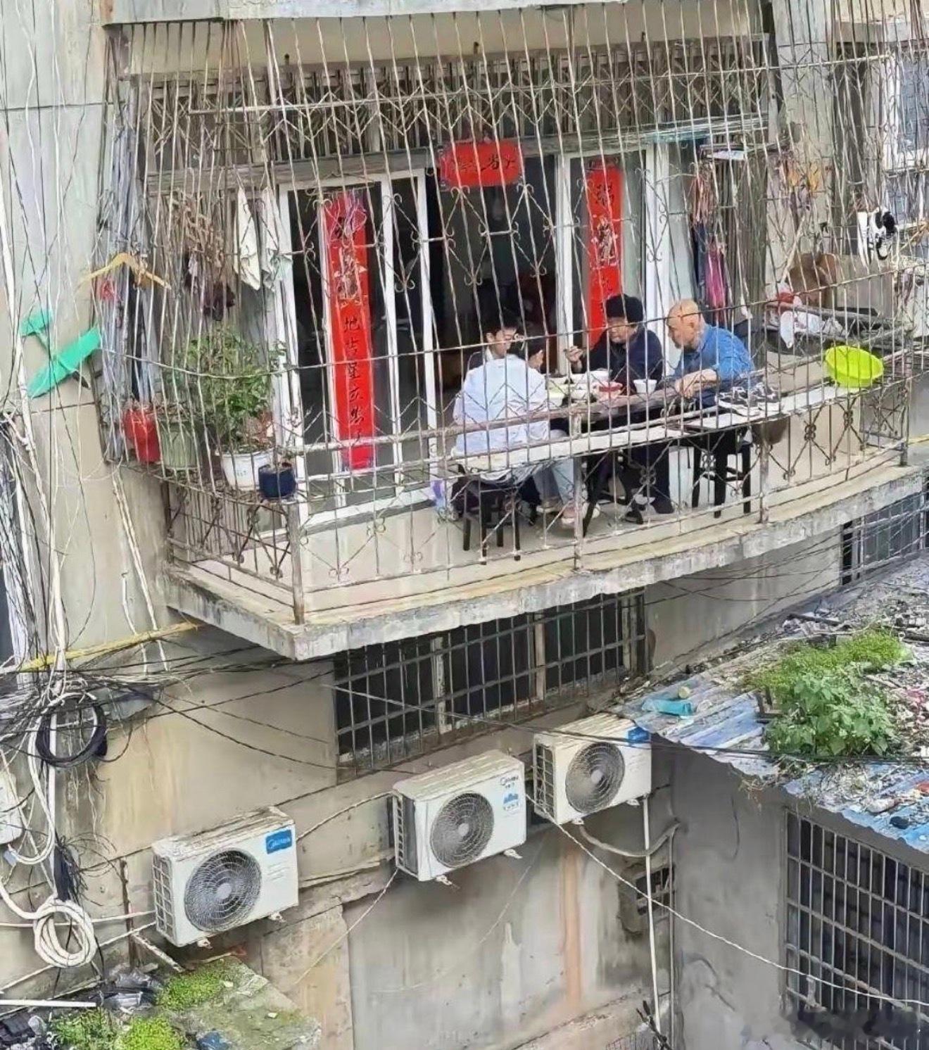 总觉得不是很安全的样子，这怎么坐下的 