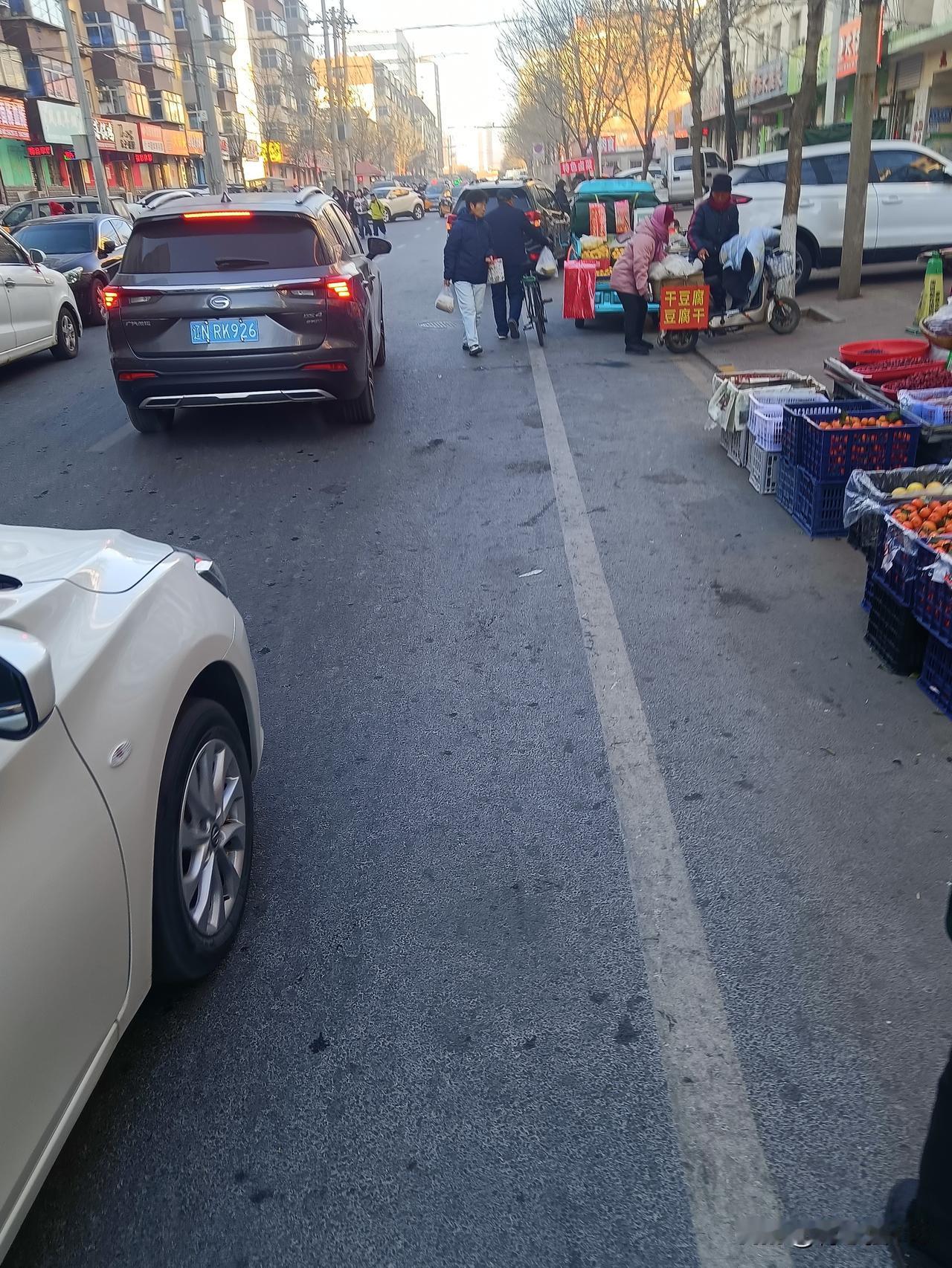 集卡领红包回家了出门去买点菜，没想到我们这小县城人这么多，看着比大城市更有过年氛