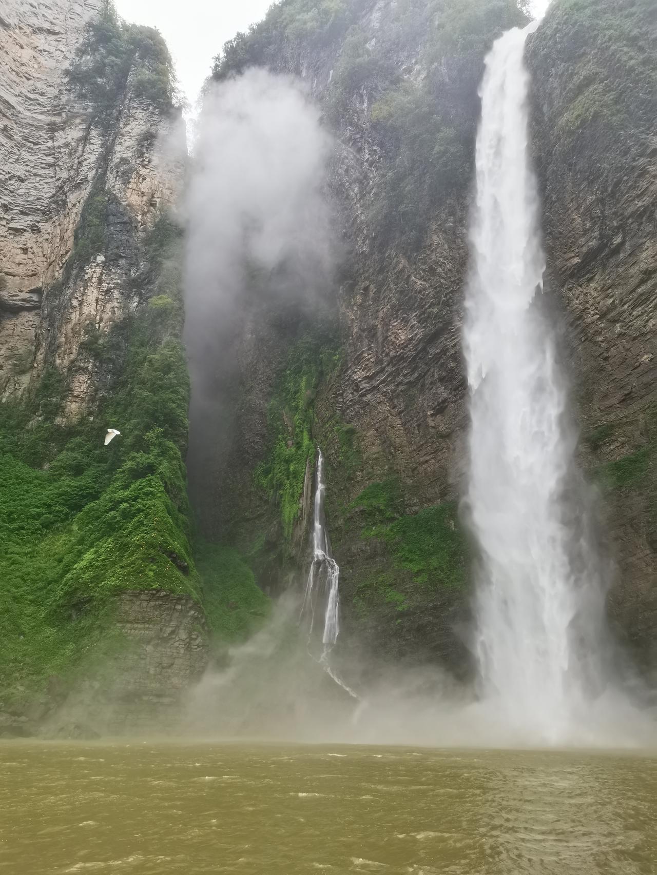 湖南湘西出名的原因可太多了。首先是那绝美的自然风光，张家界武陵源就在湘西周边，奇