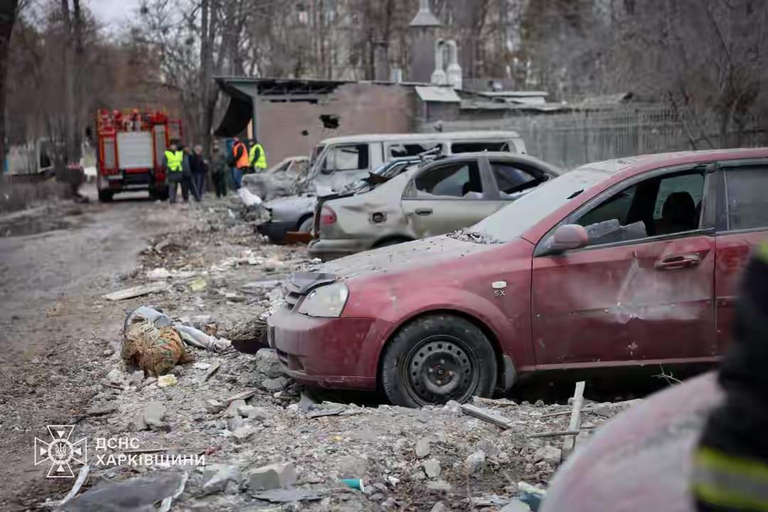 俄罗斯巨量炸弹摧毁乌克兰哈尔科夫住宅楼宇。
           据乌克兰消息，