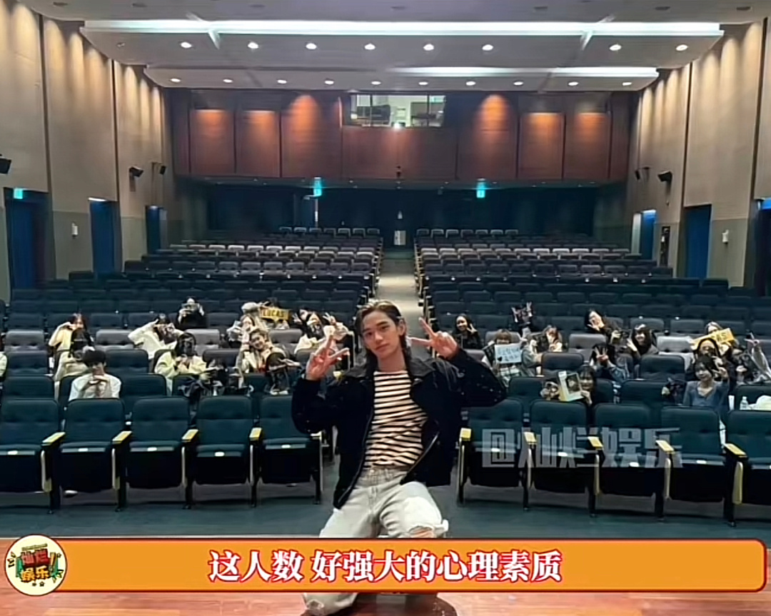 黄旭熙晒粉丝见面会合照，粉丝还没他之前的女朋友多吧，这几个没准都是临时找的 ​​