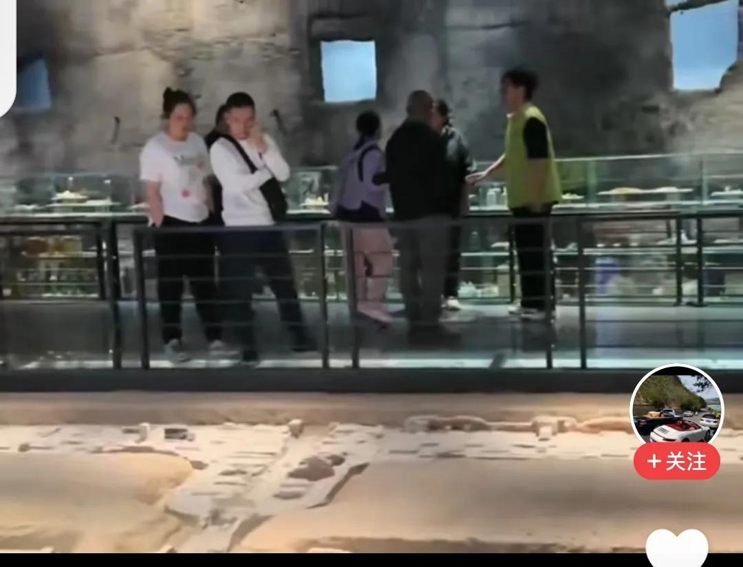 两个游客在“731遗址博物馆”里大声说话，惹恼一位女游客，女游客善意提醒，却遭蛮