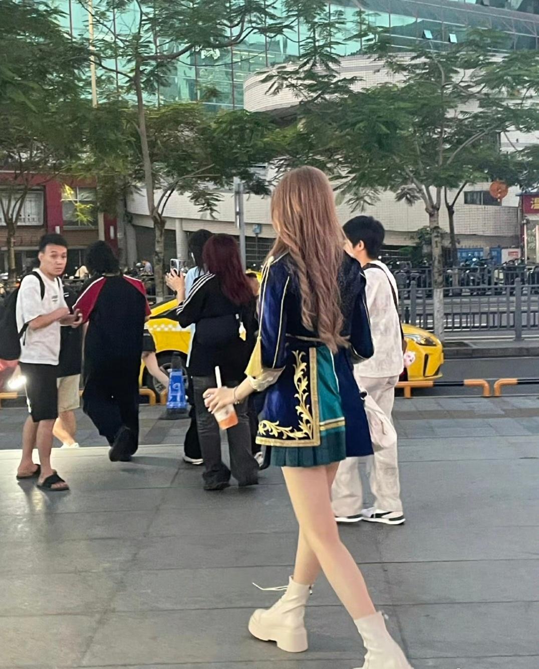 她这个身高完全称得上是女巨人了吧！！男生的平均身高至少要比她矮两个头，难怪她能当