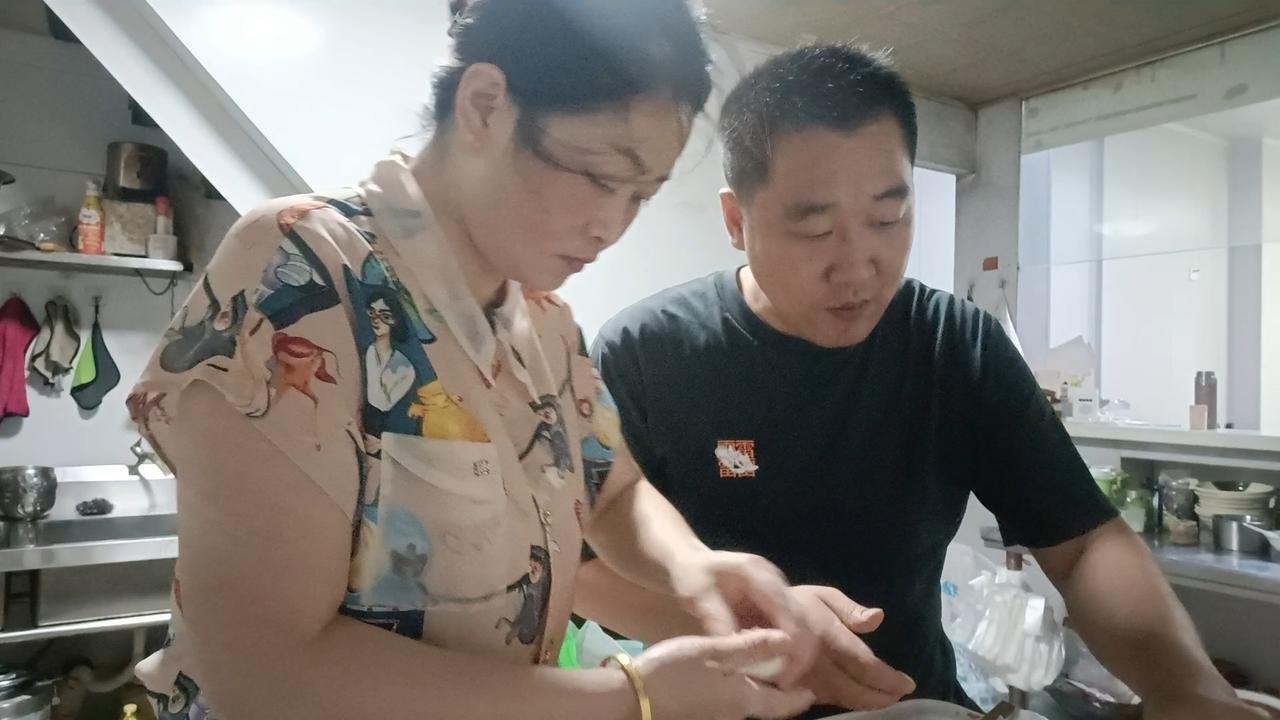 和梅子从认识到结婚已经23年了，吵过闹过但从没有打过。上午吵架，中午就和好了，下