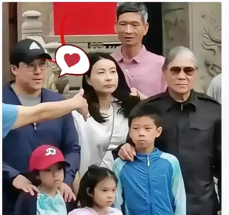 地铁里被认出的豪门太太
 
郭晶晶牵着俩娃挤晚高峰，帆布包磨得起毛边。港铁500