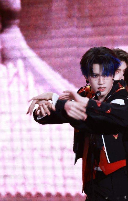 张极蓝发挑染张极简直帅炸。那缕蓝色在发丝间跳跃，瞬间点亮整体气质，独特又吸睛，走